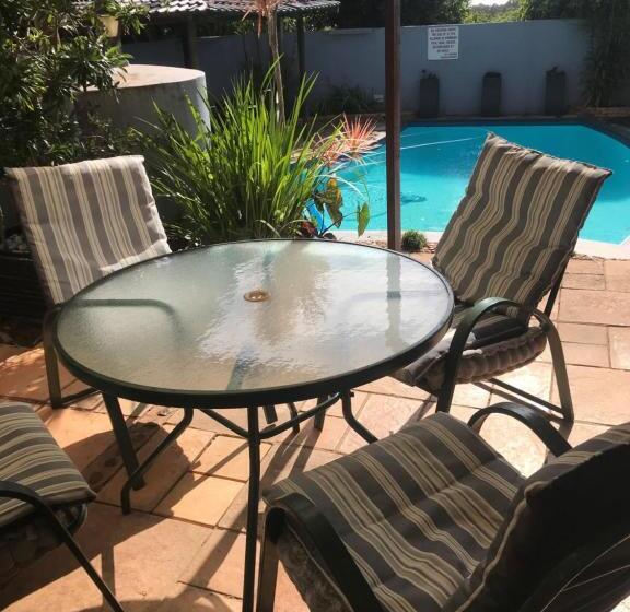 سوییت با چشم‌انداز استخر, Fairway Guest Lodge