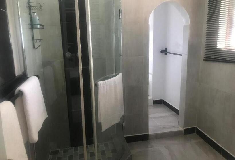 سوییت با چشم‌انداز استخر, Fairway Guest Lodge