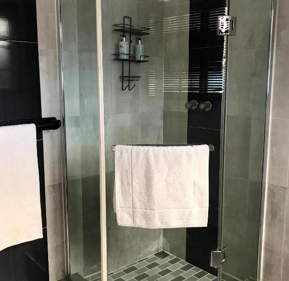 سوییت با چشم‌انداز استخر, Fairway Guest Lodge