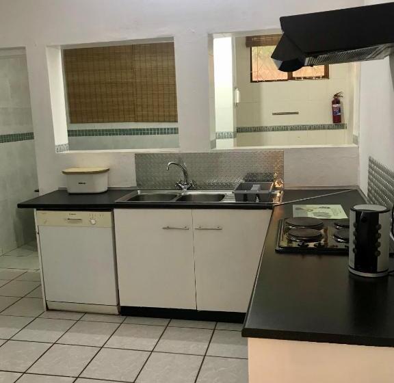 سوییت با چشم‌انداز استخر, Fairway Guest Lodge
