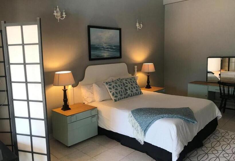 سوییت با چشم‌انداز استخر, Fairway Guest Lodge