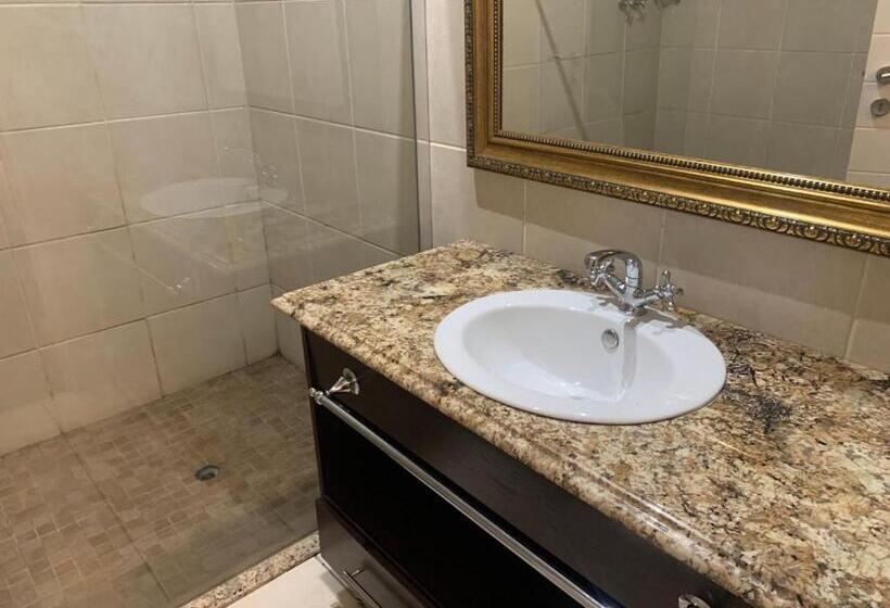 اتاق لوکس سه تخته, Halfway House