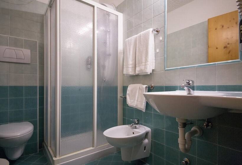Economy Triple Room, Derby