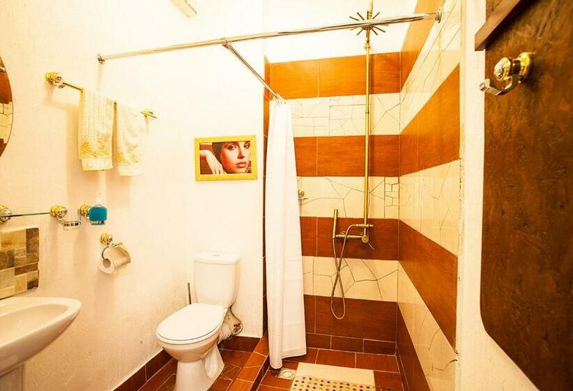 اتاق سوپریور سه تخته, Guest House De Rishelye