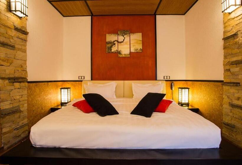 استودیوی لوکس, Spa Hotel Myslyvskiy Dvir