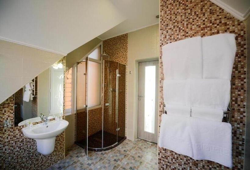 جناح جونيور عائلى, Svityaz Resort