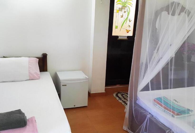 اتاق استاندارد سه تخته با بالکن, Pearl Resort Mirissa
