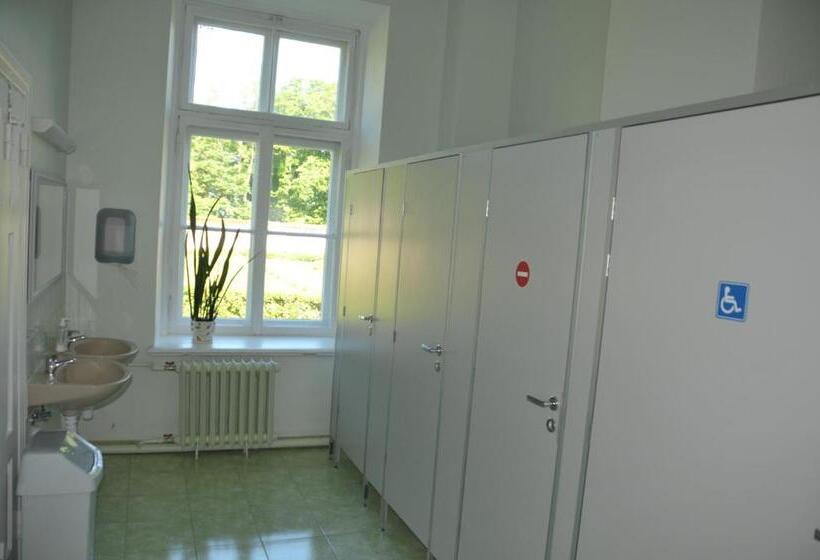 تختخواب در اتاق مشترک, Krimuldas Muiža
