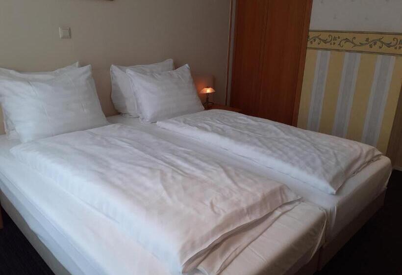 이코노미 룸, Grand Hotel Monopole