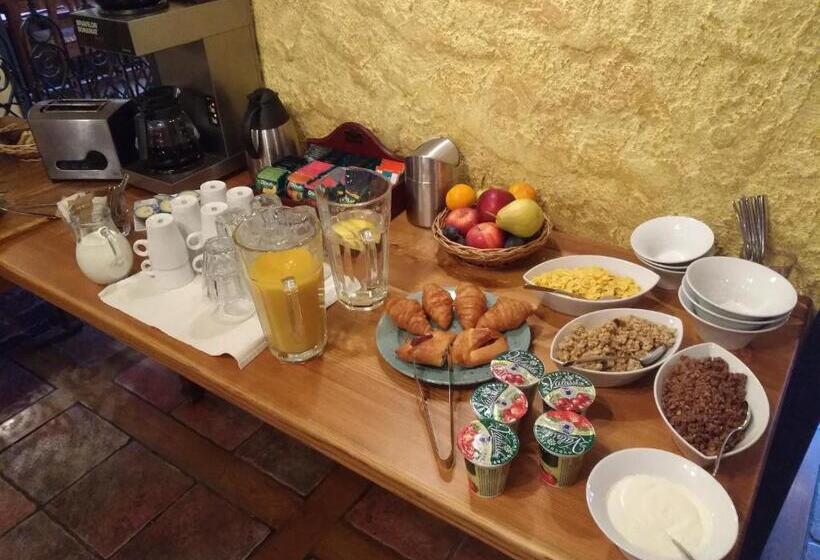 اتاق سوپریور سه تخته, Erika