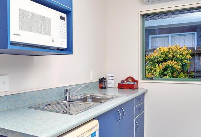 סטודיו דלוקס, Barringtons Motor Lodge