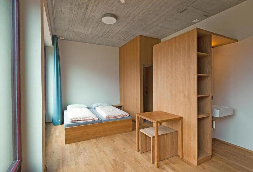 标准间带阳台, Interlaken Youth Hostel