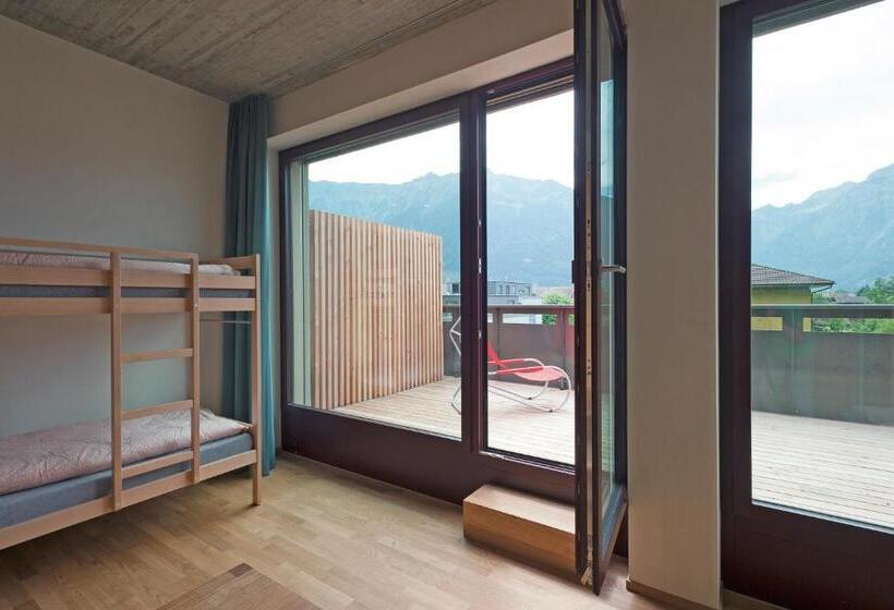 带阳台标准四人间, Interlaken Youth Hostel