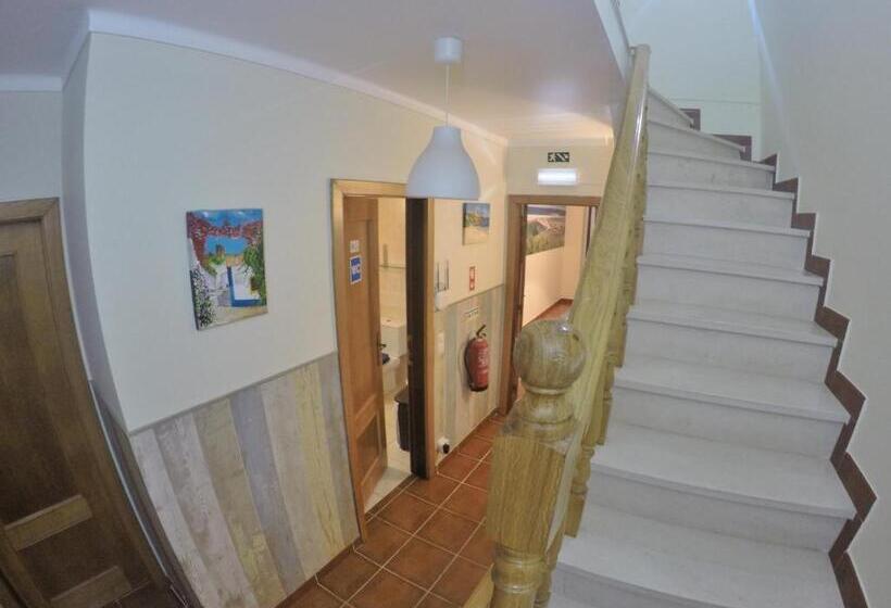 Трехместный Номер Стандарт Совместная Ванная, Supertubos Beach Hostel