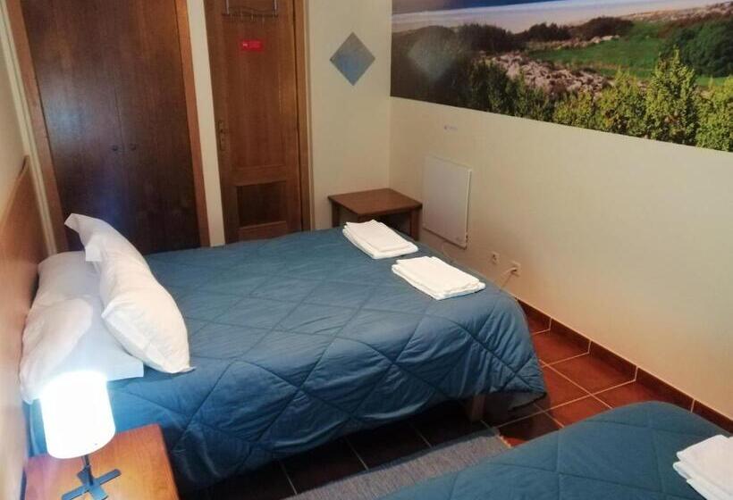 Трехместный Номер Стандарт Совместная Ванная, Supertubos Beach Hostel