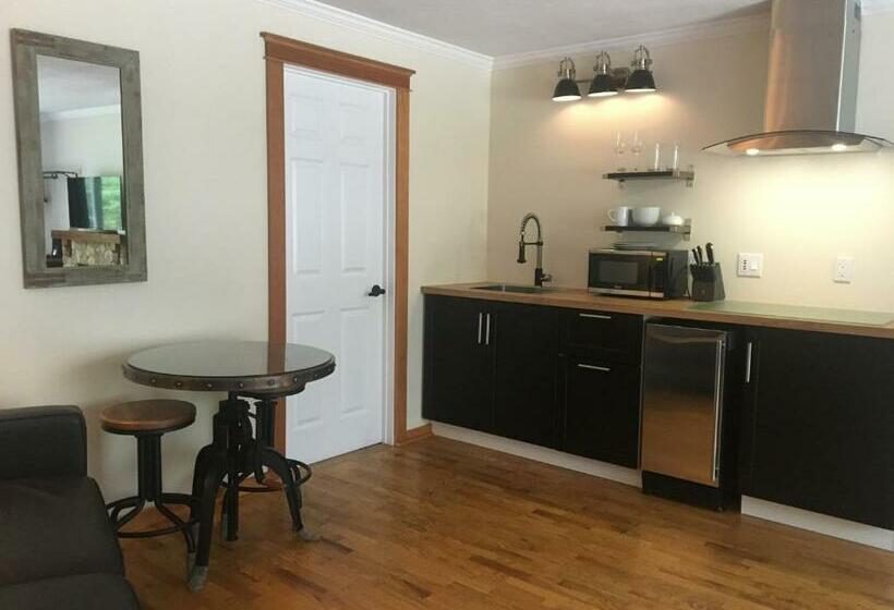 מיטת קינג בסוויטה, Canadian Rockies Inn   Adults Only