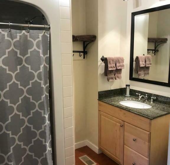 Номер Deluxe Кровать Кинг, Canadian Rockies Inn   Adults Only