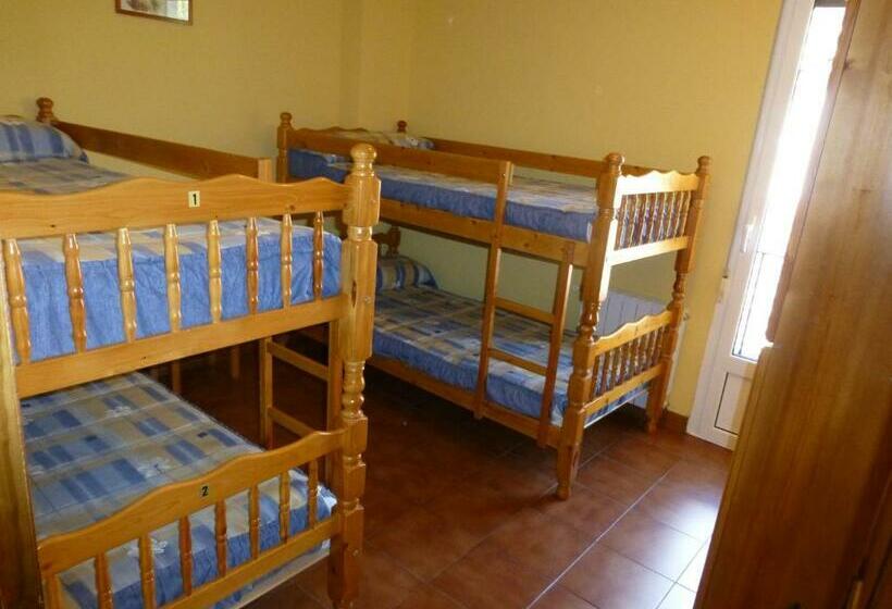 Кровать в Общей Комнате, Albergue Turístico Briz