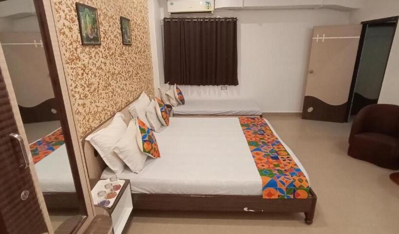 غرفة إدارية ثلاثية, Omni Plaza