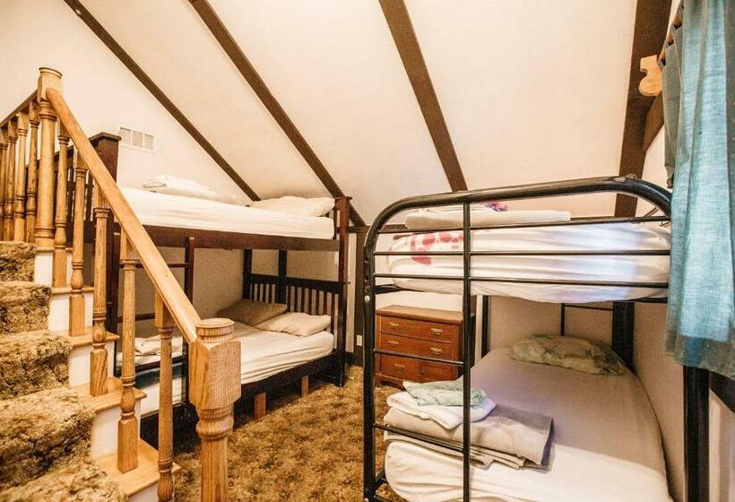 غرفة قياسية رباعية, The Hostel California