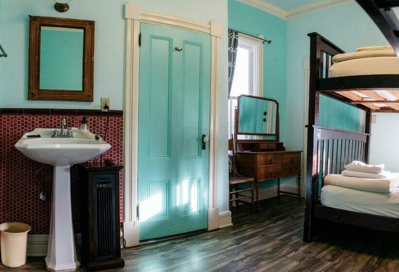 غرفة قياسية رباعية, The Hostel California