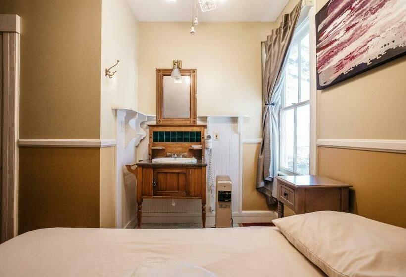 غرفة قياسية, The Hostel California