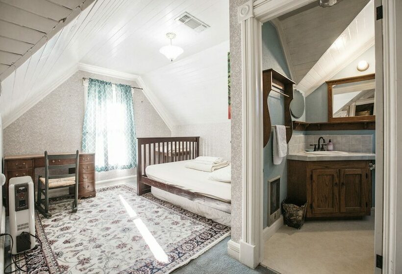 Номер Стандарт, The Hostel California