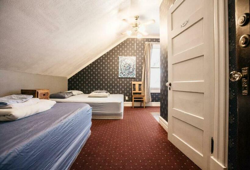 غرفة قياسية, The Hostel California