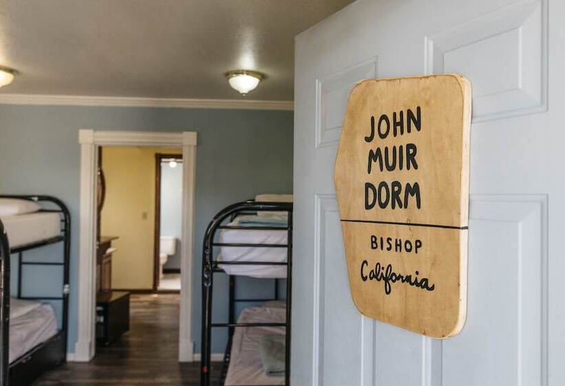 سرير فى غرفة مشتركه, The Hostel California