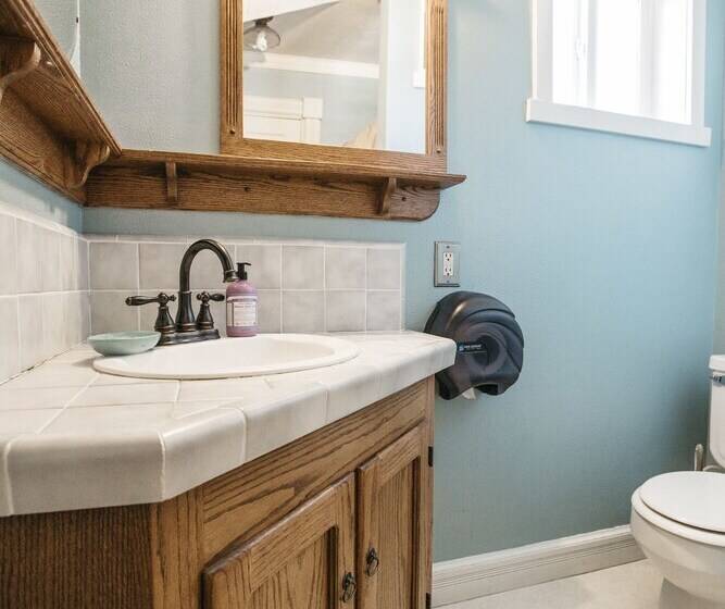 غرفة قياسية, The Hostel California