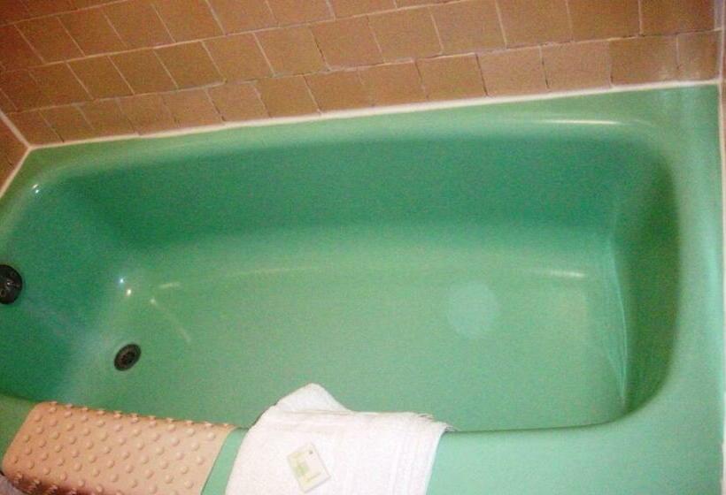 스탠다드 룸 킹사이즈 침대, Hilander Motel