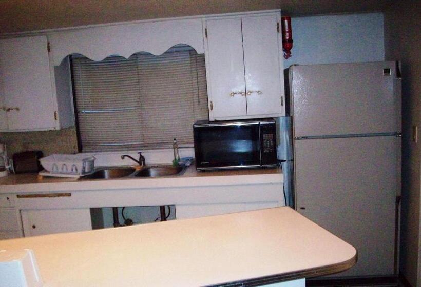 패밀리 룸, Hilander Motel
