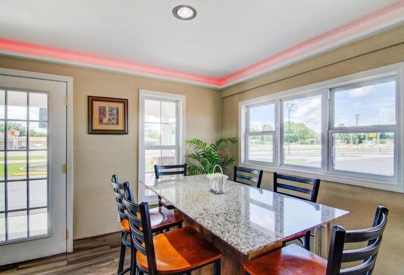 غرفة قياسية ثلاثية, Westbridge Inn & Suites