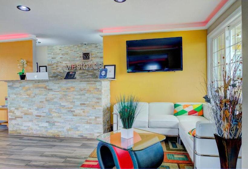 标准三人间, Westbridge Inn & Suites