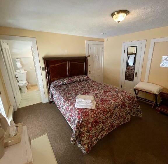 Номер Deluxe, The Colonial Inn & Creamery