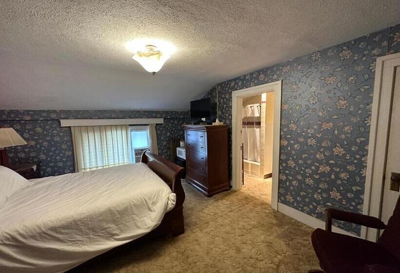 Номер Deluxe, The Colonial Inn & Creamery