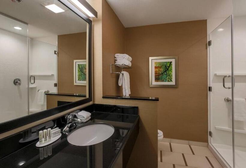 מיטת קינג בסוויטה, Fairfield Inn & Suites By Marriott Cuero