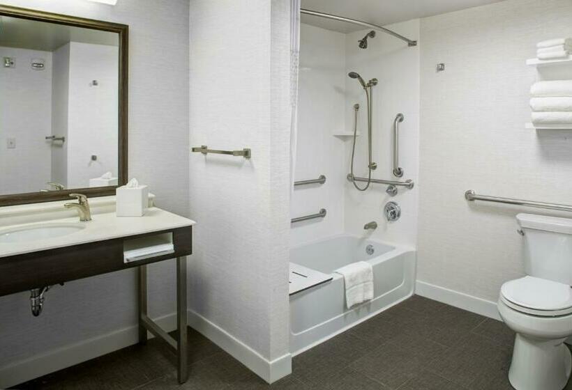 Номер Стандарт Кровать Кинг Адаптированный для Инвалидов, Hampton Inn & Suites Pittsburg Kansas Crossing