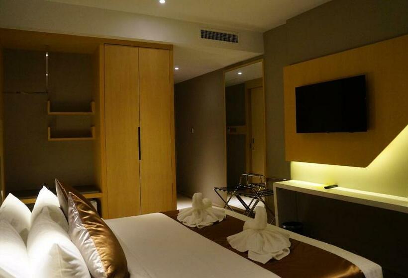 스탠다드 룸 킹사이즈 침대, Greens Hotel & Suites