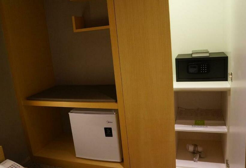 스탠다드 룸 킹사이즈 침대, Greens Hotel & Suites