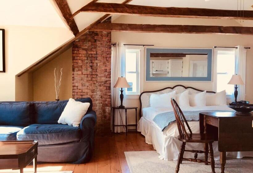 Deluxe Suite King Bed, Treadwell Inn