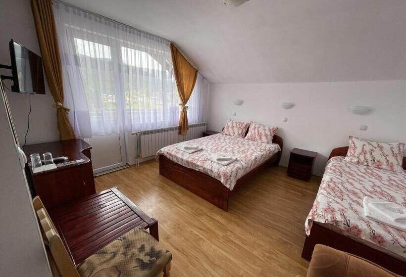 Трехместный Номер Стандарт с Балконом, Family Hotel Panorama