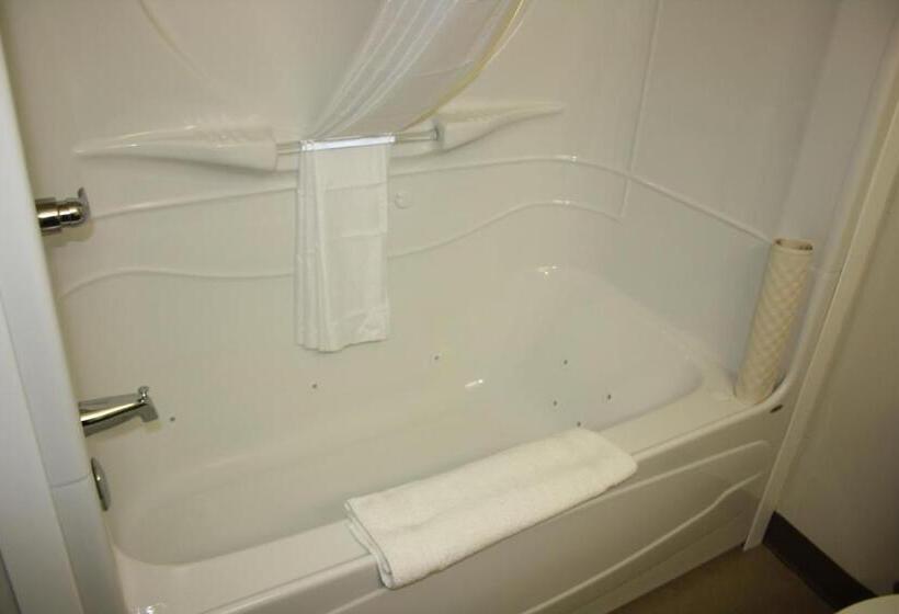 Люкс с гидромассажем, Crossroads Inn & Suites