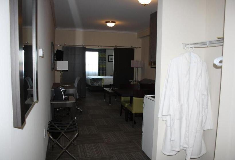 Люкс с гидромассажем, Crossroads Inn & Suites