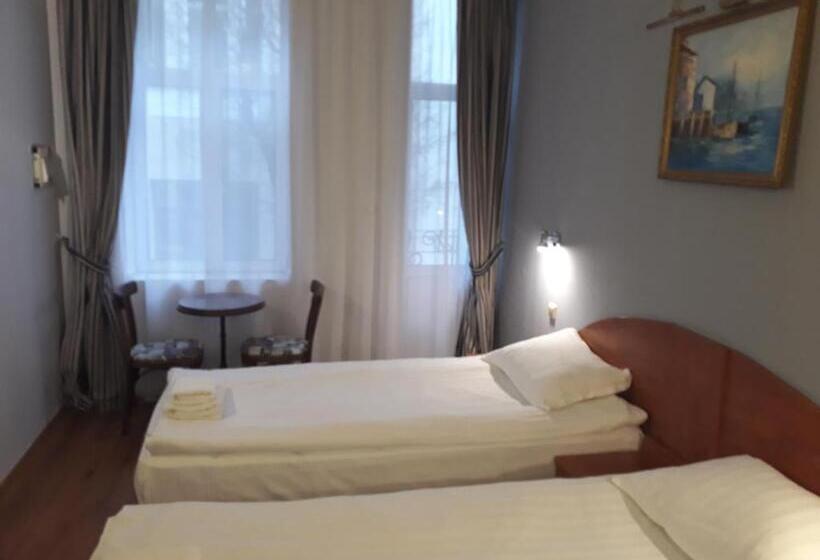 스탠다드 발코니 룸, Three Dolphins Hotel With Rooftop Terracе
