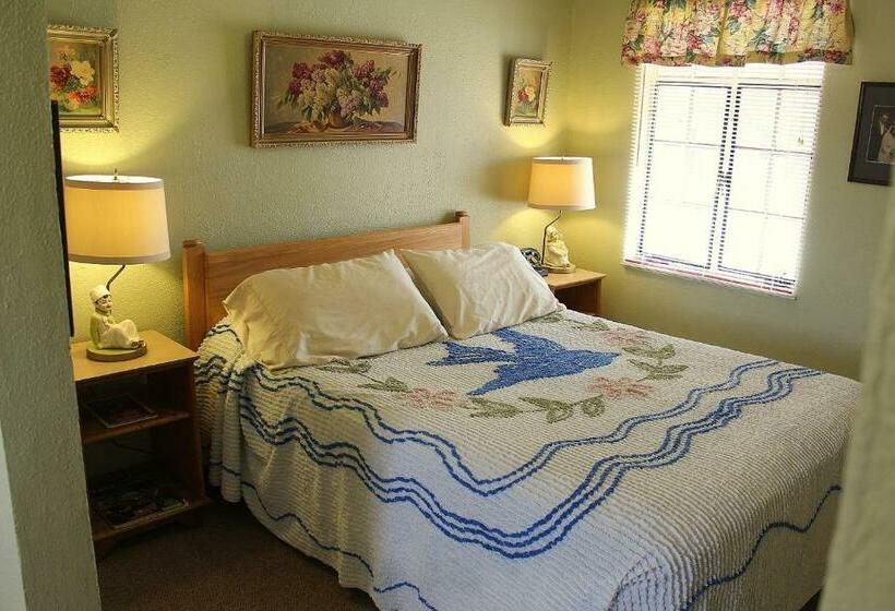 Семейный Номер, Blue Swallow Motel