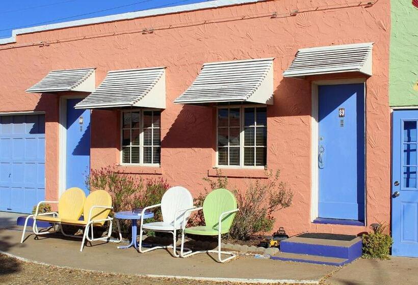 غرفة عائلية, Blue Swallow Motel