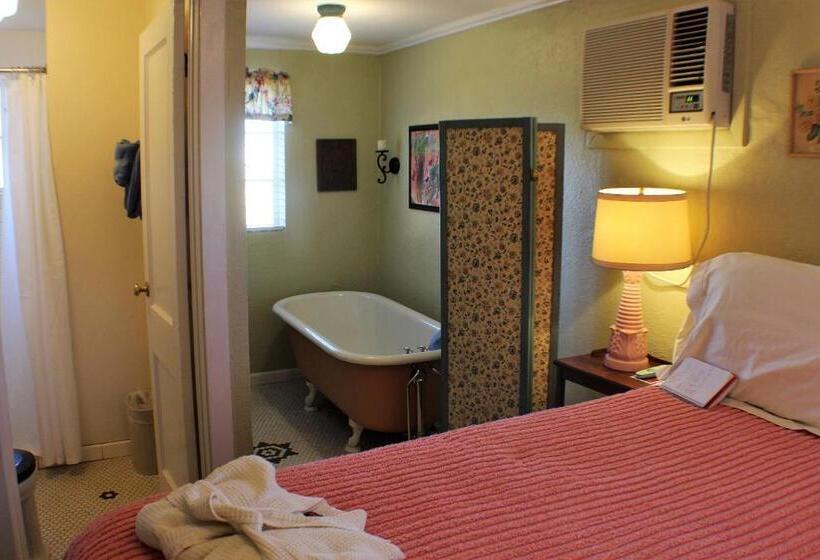 جناح ديلوكس, Blue Swallow Motel