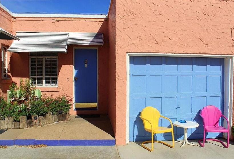 جناح ديلوكس, Blue Swallow Motel