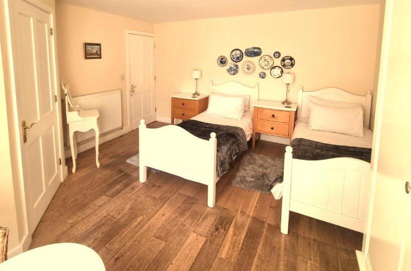 اتاق استاندارد, Oak Tree Rooms Ltd